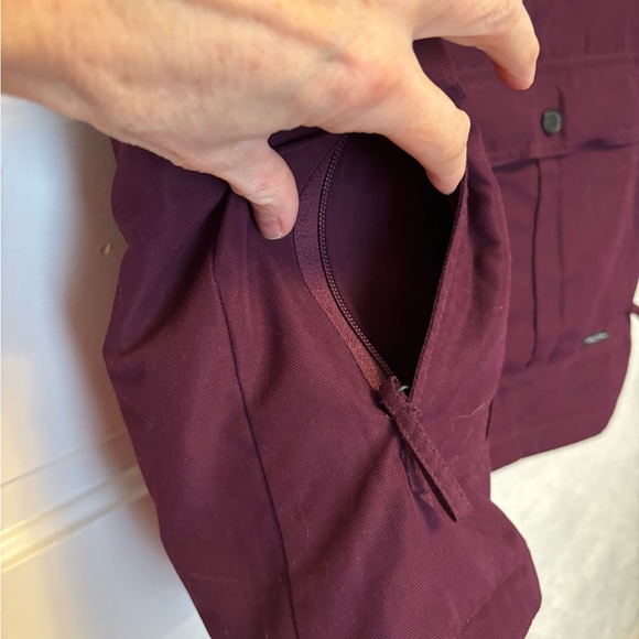 VOLCOM water repellent vest with detachable hood with faux fur trim. - Picture 5 of 8